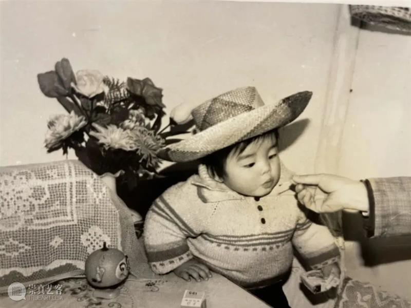 “做大人太久了，久到忘了自己也做过小孩。”｜《男人与猫》 主创访谈  上海话剧艺术中心 男人与猫 小孩 大人 中英 独角戏故事剧场 杭州大剧院 全球 文本 项目 上海话剧艺术中心 崇真艺客