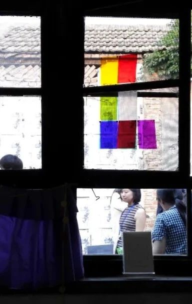 绘画有声|张萌:为什么纸本? 张萌 纸本 绘画 小编 奖品 彩蛋 纸上 安静 褶皱 碎屑 崇真艺客