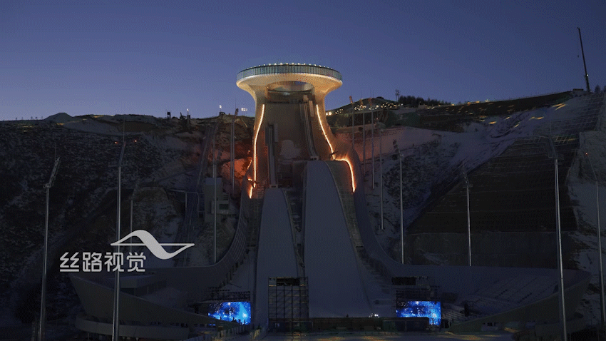 全球首次点亮，130米高的国家跳台滑雪中心，以“如意”为形，化“如意”之势 跳台 国家 中心 全球 跳台滑雪 飞雪 滑翔机 运动员 滑雪板 积雪 崇真艺客