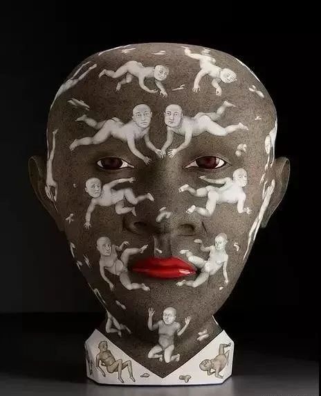雕塑丨超现实主义瓷雕人物故事套着故事，形象交错着形象 人物 瓷雕 故事 形象 雕塑丨超现实主义 上方 中国舞台美术学会 右上 星标 本文 崇真艺客