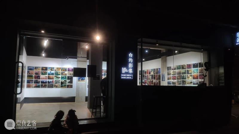 什么是「记忆色」？\n就是布展时厦港阿嬷指着照片说，这像我年轻时候。过一会儿叼着女士烟拎着一袋儿照片回来给我们看，十六岁，五十多，现在八十岁。\n明天下午三点，白灼影像见。墙上一共有211张照片，另有数百张可购买，欢迎来看。 记忆色 厦港 阿嬷 照片 时候 女士烟 白灼 影像 墙上 张可 崇真艺客