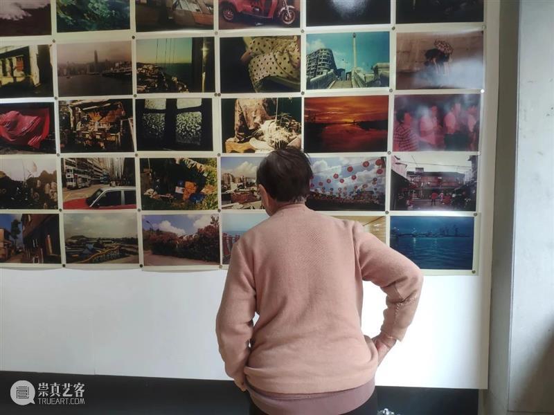 什么是「记忆色」？\n就是布展时厦港阿嬷指着照片说，这像我年轻时候。过一会儿叼着女士烟拎着一袋儿照片回来给我们看，十六岁，五十多，现在八十岁。\n明天下午三点，白灼影像见。墙上一共有211张照片，另有数百张可购买，欢迎来看。 记忆色 厦港 阿嬷 照片 时候 女士烟 白灼 影像 墙上 张可 崇真艺客