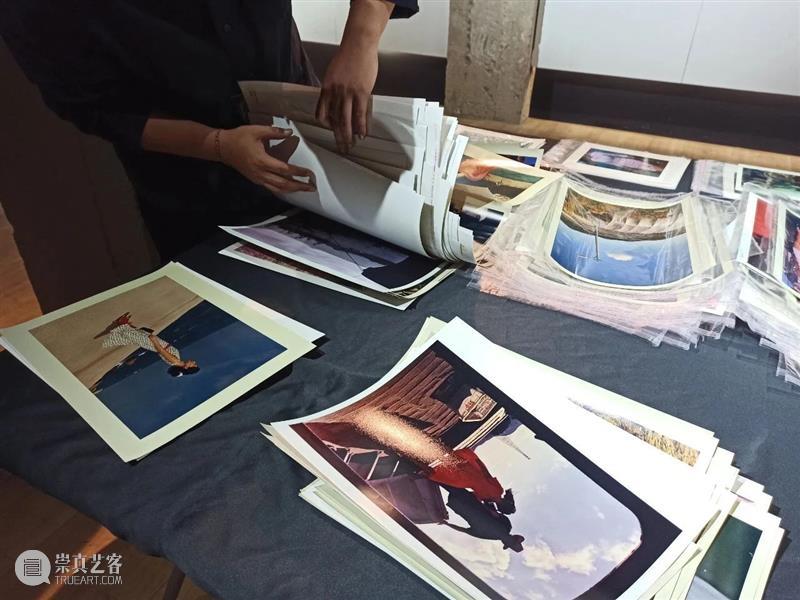 什么是「记忆色」？\n就是布展时厦港阿嬷指着照片说，这像我年轻时候。过一会儿叼着女士烟拎着一袋儿照片回来给我们看，十六岁，五十多，现在八十岁。\n明天下午三点，白灼影像见。墙上一共有211张照片，另有数百张可购买，欢迎来看。 记忆色 厦港 阿嬷 照片 时候 女士烟 白灼 影像 墙上 张可 崇真艺客