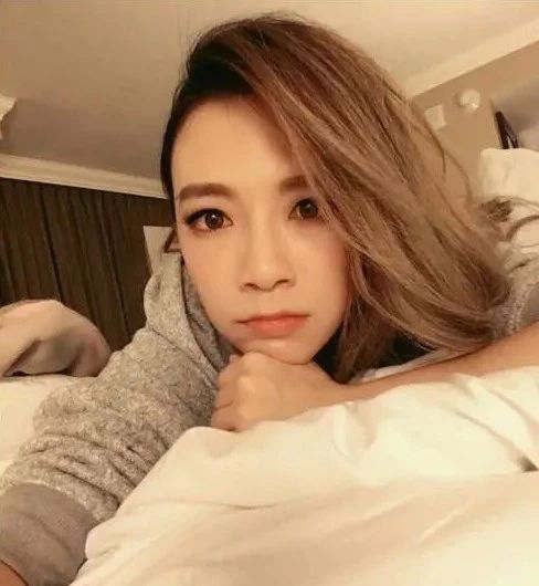 一夜痛失50万粉丝,因“房租”放弃生命,出道即巅峰的她为何沦落至此? 巅峰 房租 粉丝 生命 文章 音乐 taolumusic 歌手 街头 媒体 崇真艺客