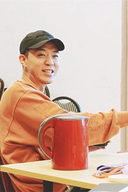 《天窗》幕后 | 艺术在前，生活在后，站在中间的导演谢帅如是听闻 谢帅 导演 天窗 中间 艺术 幕后 剧院 同事们 个子 中戏导演系 崇真艺客