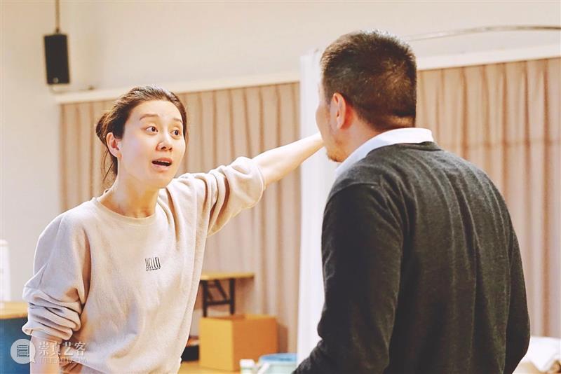 《天窗》幕后 | 艺术在前,生活在后,站在中间的导演谢帅如是听闻 谢帅 导演 天窗 中间 艺术 幕后 剧院 同事们 个子 中戏导演系 崇真艺客