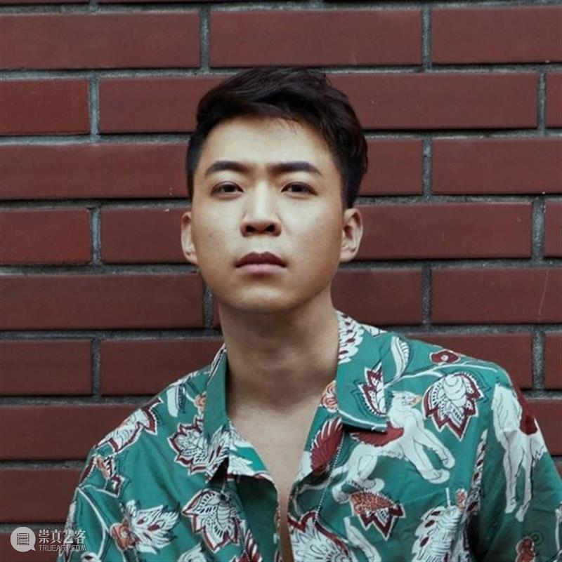 《天窗》幕后 | 艺术在前,生活在后,站在中间的导演谢帅如是听闻 谢帅 导演 天窗 中间 艺术 幕后 剧院 同事们 个子 中戏导演系 崇真艺客