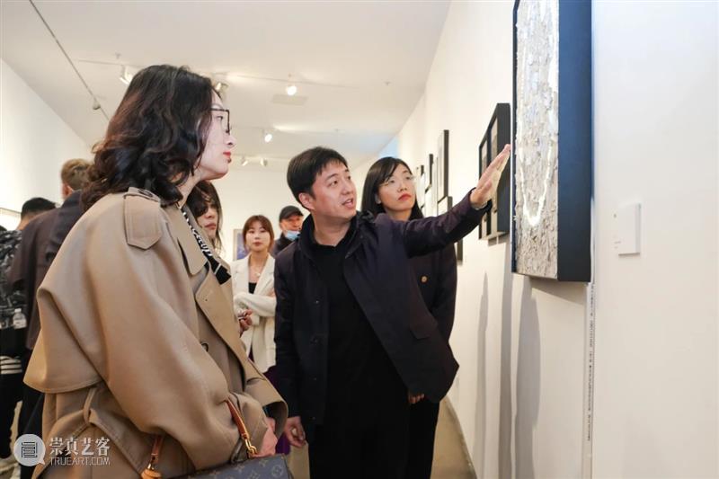 “有光—周先锋个展”现场丨AMNUA LIVE 周先锋 个展 现场 AMNUA LIVE 南京艺术学院美术馆 展厅 馆长 郑闻先生 艺术 崇真艺客