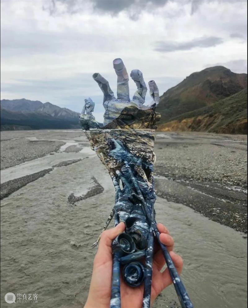 她随手捡垃圾，秒变艺术品，这样的艺术家多来点好吗！ 艺术家 垃圾 艺术品 文章 公众 名利场 艺术 眼睛 创意 头脑 崇真艺客