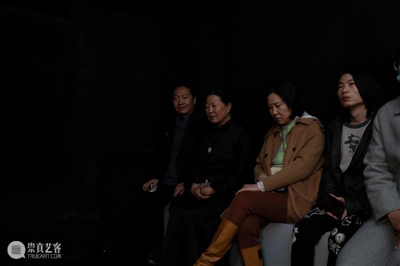 “尘”中见己 | 张咏、张震宇 | 《存在》艺术家卡片系列 存在 艺术家 张震宇 张咏 卡片 系列 周遭 世界 价值 世界上 崇真艺客
