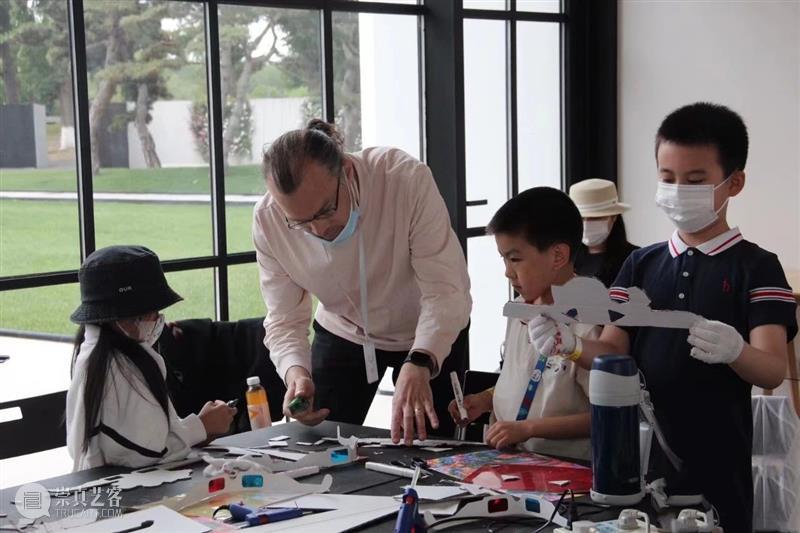 全英工坊 | 体验不一样的“色彩”艺术世界 艺术 世界 色彩 工坊 松美术馆 Aliceart艺术工作室 学生们 眼镜 艺术家 萧勤 崇真艺客