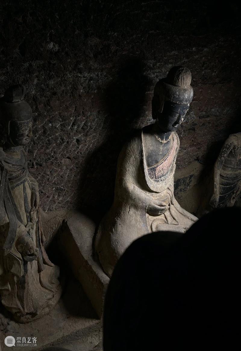 麦积山第120窟：邂逅北朝的吊带装、手提包 吊带 手提包 麦积山 北朝 麦积山石窟 石窟 位置 麦积山石窟西 东侧 下方 崇真艺客