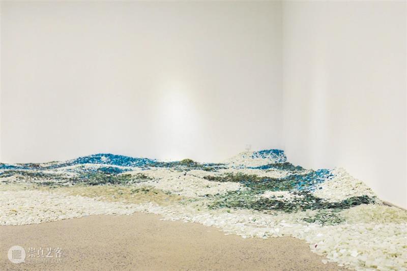 “广式消费主义”深入解读 | 李景湖，在海浪中看彩虹 博文精选 巽美术馆 李景湖 海浪 彩虹 消费主义 彩虹II 装置 巽美术馆 艺术家 于广东 东莞 崇真艺客