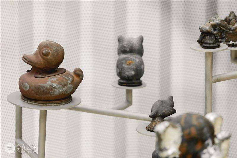 “广式消费主义”深入解读 | 李景湖，在海浪中看彩虹 博文精选 巽美术馆 李景湖 海浪 彩虹 消费主义 彩虹II 装置 巽美术馆 艺术家 于广东 东莞 崇真艺客