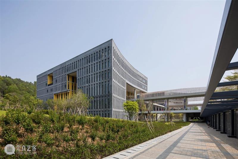 香港中文大学深圳学生中心，垂直天井与水平穿廊 / 王维仁建筑设计研究室 天井 水平 王维仁 建筑设计 研究室 香港中文大学深圳学生中心 中大 深圳 校园 学生 崇真艺客