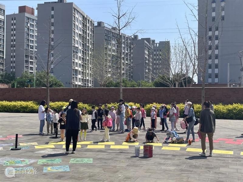 少儿涂鸦现场|格林艺巷艺术中心参加宋庄美术馆少儿涂鸦展！ 宋庄美术馆 少儿 涂鸦展 现场 格林艺巷艺术中心 大小 朋友 小朋友们 自然 KIDS 崇真艺客