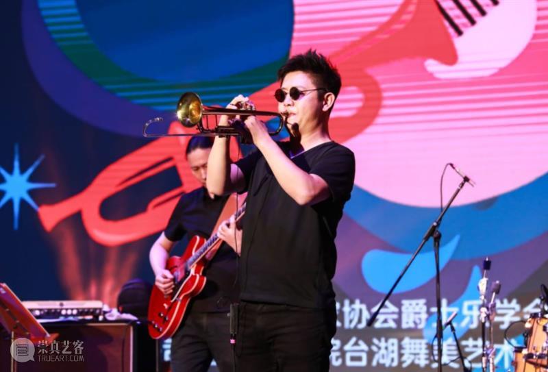这个夏天，感谢有爵士乐温柔相伴  国家大剧院 爵士乐 台湖 爵士　　 乐手 台上 观众 节奏 微风 现场 饮品 崇真艺客