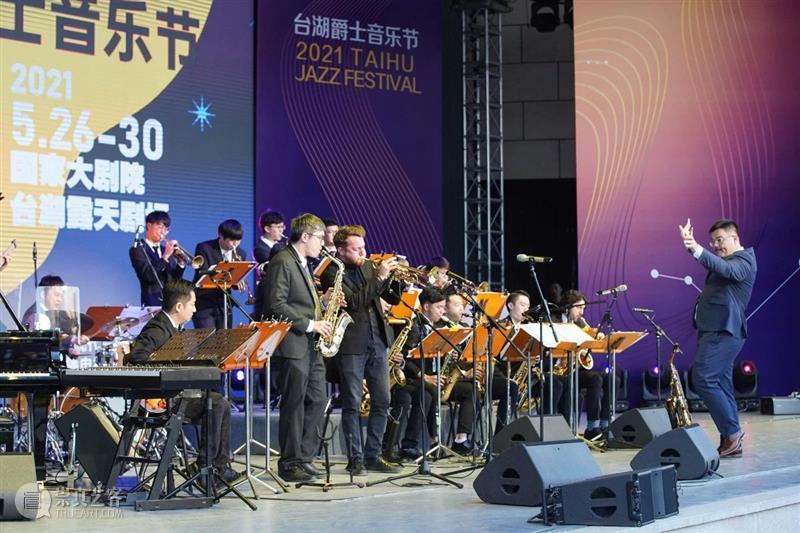 这个夏天，感谢有爵士乐温柔相伴  国家大剧院 爵士乐 台湖 爵士　　 乐手 台上 观众 节奏 微风 现场 饮品 崇真艺客