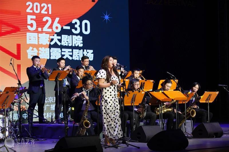 这个夏天，感谢有爵士乐温柔相伴  国家大剧院 爵士乐 台湖 爵士　　 乐手 台上 观众 节奏 微风 现场 饮品 崇真艺客