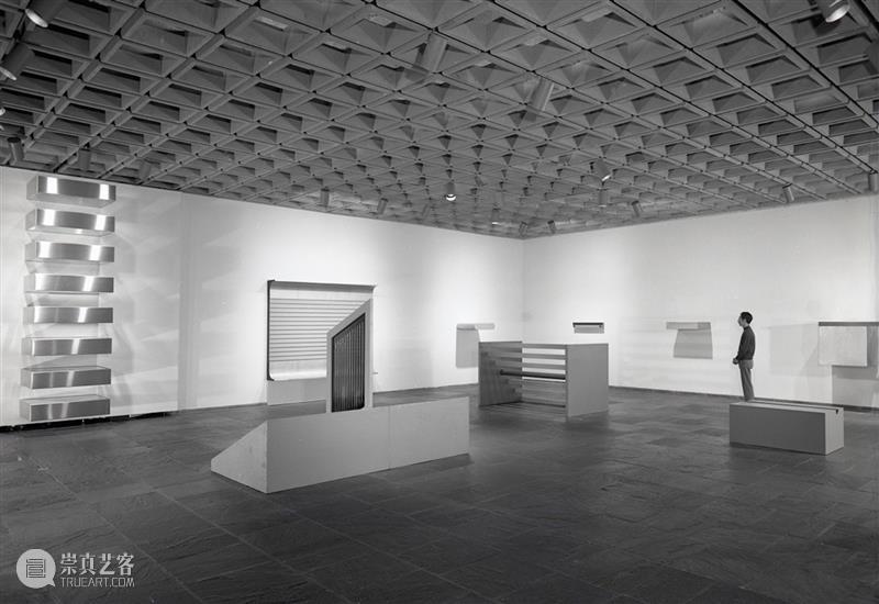 今日生日|唐纳德·贾德(Donald Judd) 贾德 唐纳德 Donald Judd 生日 现场 纽约现代艺术博物馆 MoMA 肖像 美国 崇真艺客
