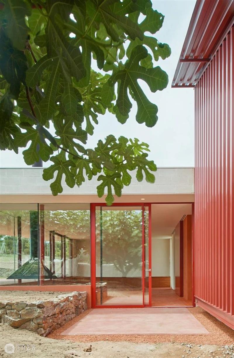 红白住宅 / ARQUITECTURA-G QUITECTURA 红白 住宅 José Hevia 房屋 坡度 地块 地势 美景 崇真艺客
