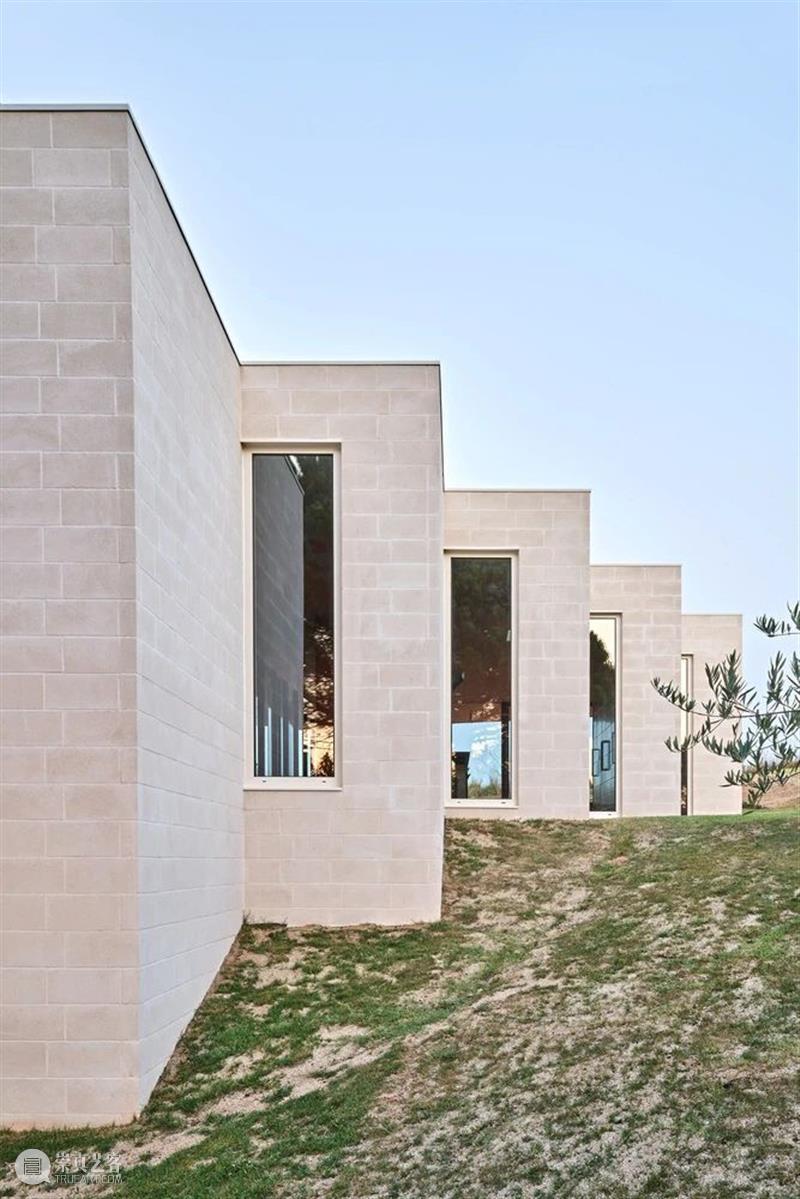 红白住宅 / ARQUITECTURA-G QUITECTURA 红白 住宅 José Hevia 房屋 坡度 地块 地势 美景 崇真艺客