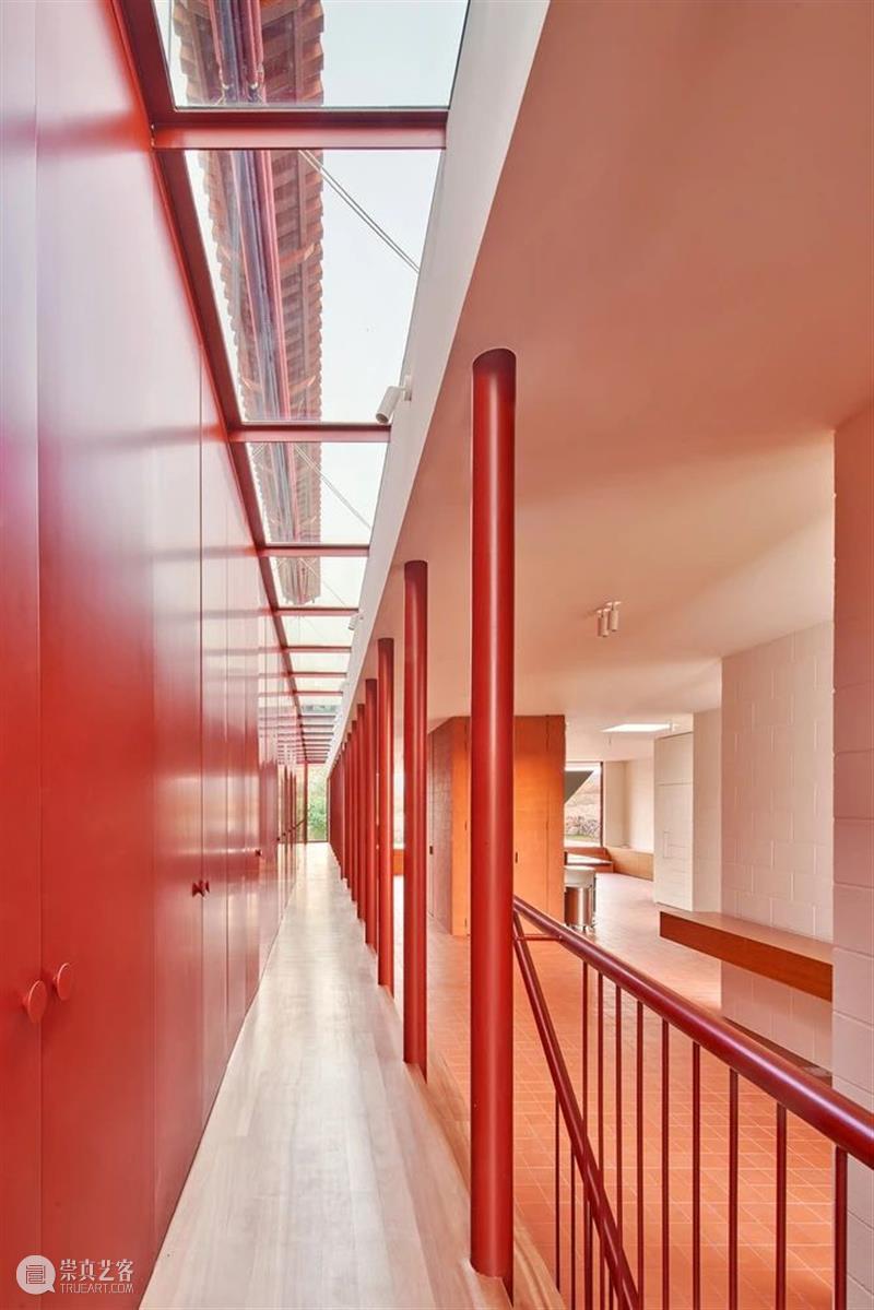 红白住宅 / ARQUITECTURA-G QUITECTURA 红白 住宅 José Hevia 房屋 坡度 地块 地势 美景 崇真艺客