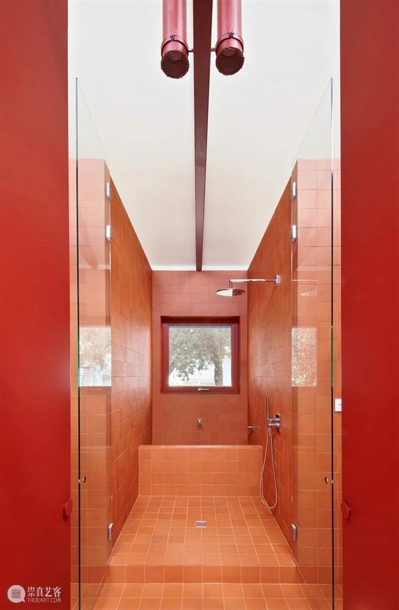 红白住宅 / ARQUITECTURA-G QUITECTURA 红白 住宅 José Hevia 房屋 坡度 地块 地势 美景 崇真艺客