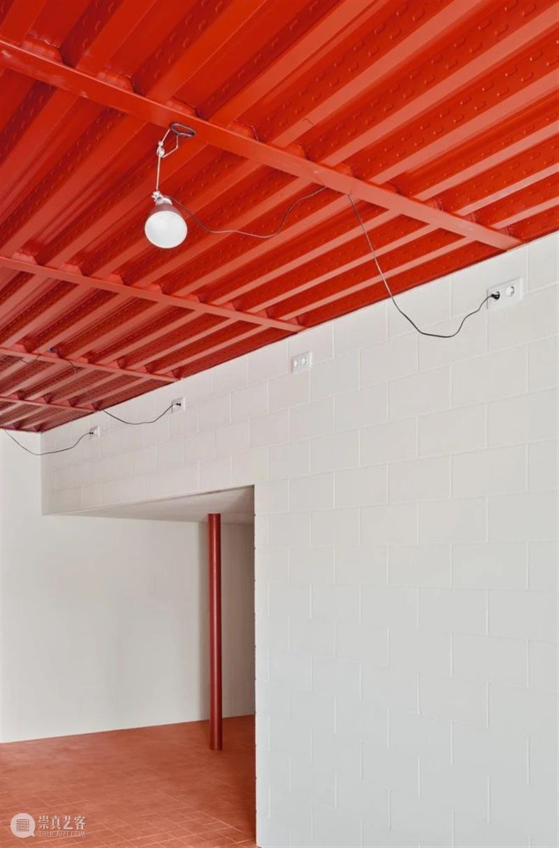红白住宅 / ARQUITECTURA-G QUITECTURA 红白 住宅 José Hevia 房屋 坡度 地块 地势 美景 崇真艺客