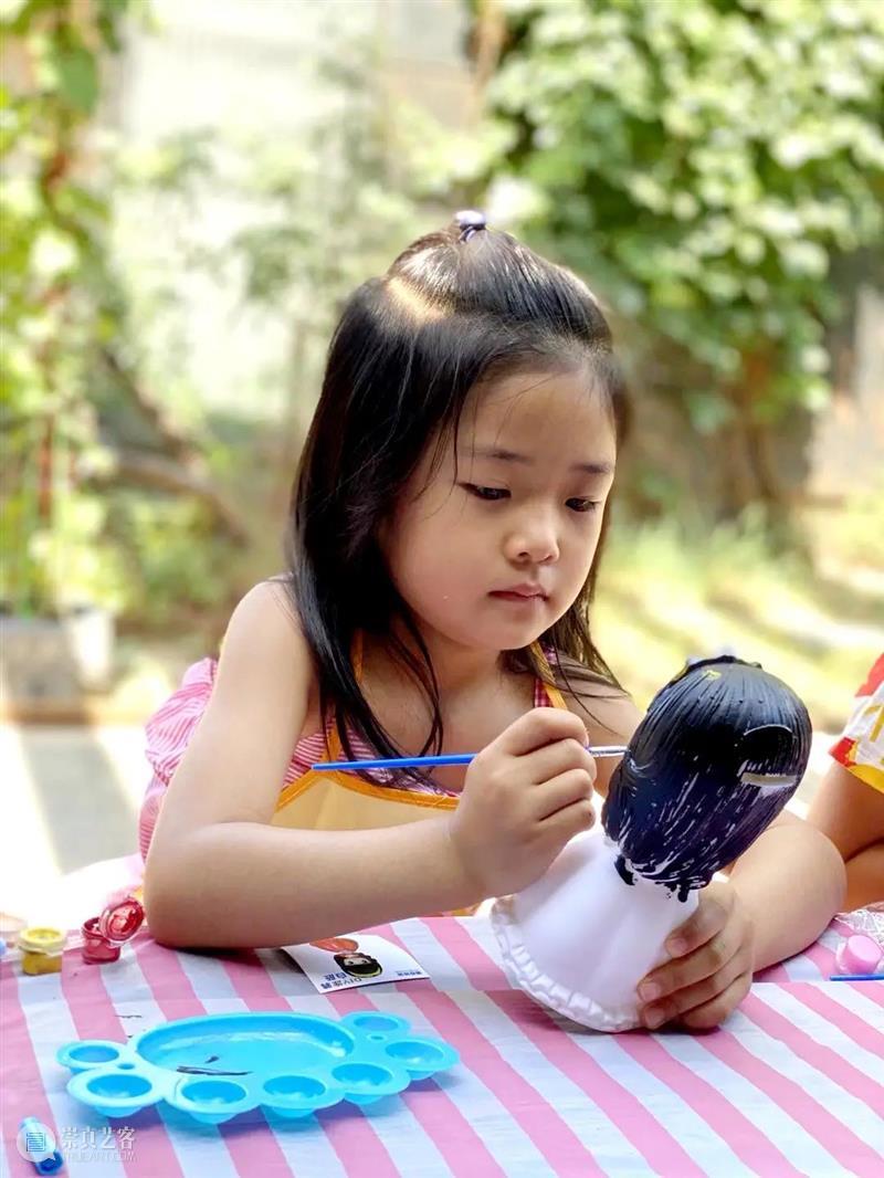 快乐在中间 | 画画的孩子们（一） 中间 孩子们 建筑里 艺术 读者们 知乐 class 小朋友 小朋友们 年龄 崇真艺客