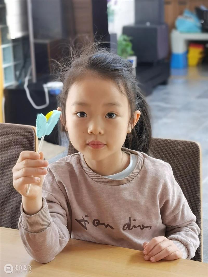 快乐在中间 | 画画的孩子们（一） 中间 孩子们 建筑里 艺术 读者们 知乐 class 小朋友 小朋友们 年龄 崇真艺客