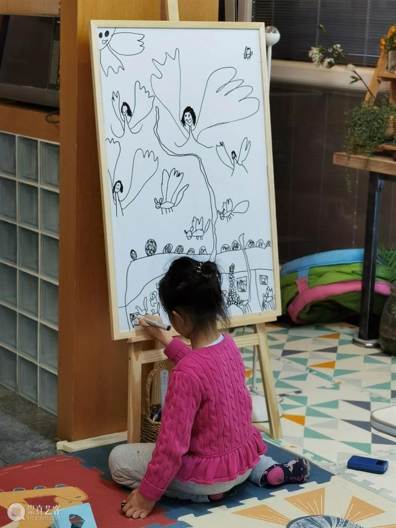 快乐在中间 | 画画的孩子们（一） 中间 孩子们 建筑里 艺术 读者们 知乐 class 小朋友 小朋友们 年龄 崇真艺客