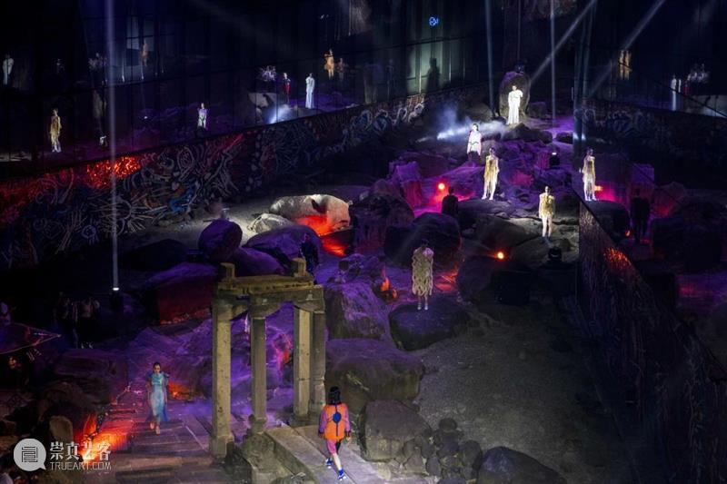 “美术馆之夜”回顾丨“开放的六月”毕业季特别公益活动引爆视听盛宴 毕业季 公益 活动 美术馆之夜 视听 盛宴 四川美术学院美术馆策划 音乐 剧场 时装秀 崇真艺客