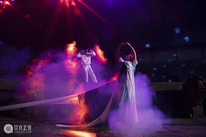 “美术馆之夜”回顾丨“开放的六月”毕业季特别公益活动引爆视听盛宴 毕业季 公益 活动 美术馆之夜 视听 盛宴 四川美术学院美术馆策划 音乐 剧场 时装秀 崇真艺客