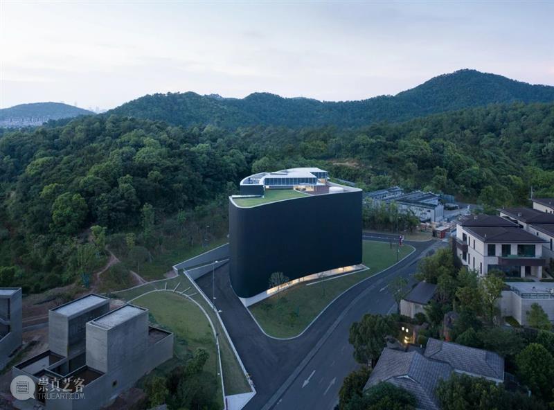 尼奥·劳赫 | “新莱比锡画派”的中坚人物 视频资讯 Neo Rauch 尼奥·劳赫 莱比锡 画派 中坚 人物 Neo Rauch 民主德国 平面 书籍 崇真艺客