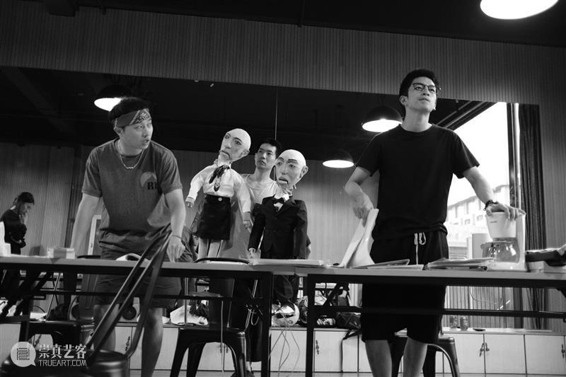 电音荒诞喜剧《欲望街角》| 屈楚萧、朱颜曼滋领衔主演  幕间戏剧 电音 喜剧 欲望街角 屈楚萧 朱颜曼滋 都市 天际线 高楼 上班族 生活 崇真艺客