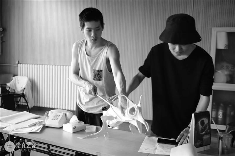 电音荒诞喜剧《欲望街角》| 屈楚萧、朱颜曼滋领衔主演  幕间戏剧 电音 喜剧 欲望街角 屈楚萧 朱颜曼滋 都市 天际线 高楼 上班族 生活 崇真艺客