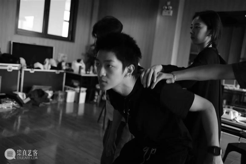 电音荒诞喜剧《欲望街角》| 屈楚萧、朱颜曼滋领衔主演  幕间戏剧 电音 喜剧 欲望街角 屈楚萧 朱颜曼滋 都市 天际线 高楼 上班族 生活 崇真艺客