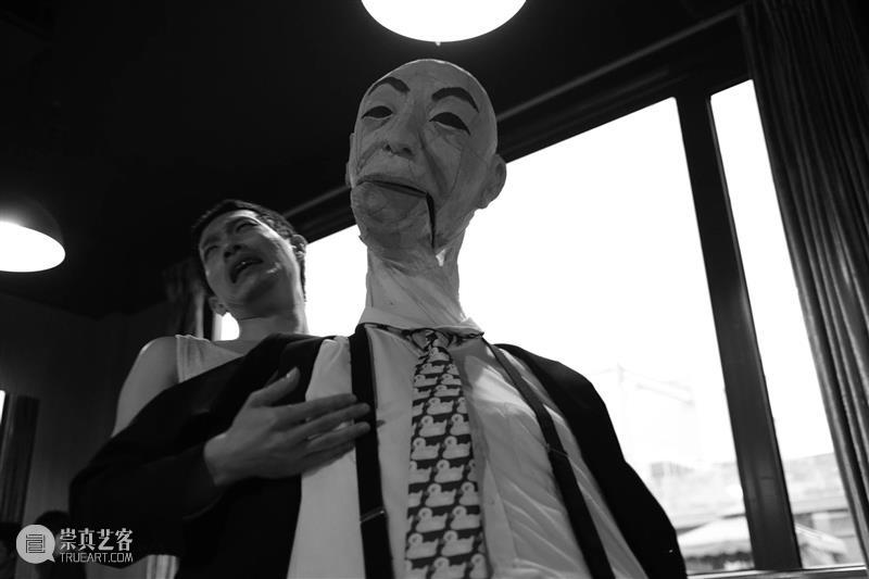 电音荒诞喜剧《欲望街角》| 屈楚萧、朱颜曼滋领衔主演  幕间戏剧 电音 喜剧 欲望街角 屈楚萧 朱颜曼滋 都市 天际线 高楼 上班族 生活 崇真艺客