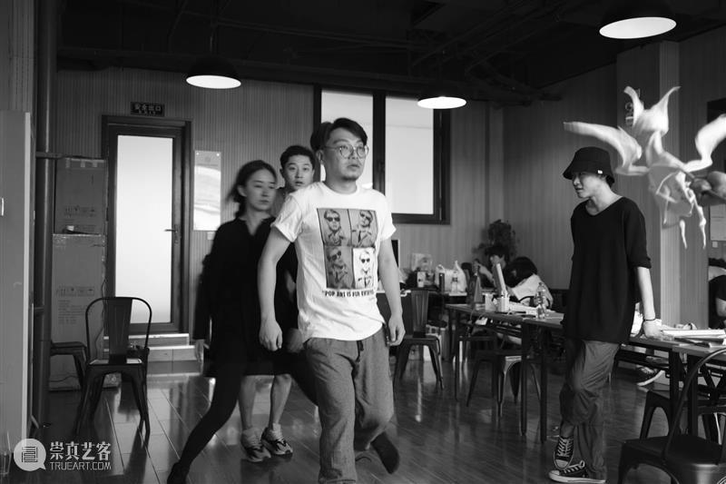 电音荒诞喜剧《欲望街角》| 屈楚萧、朱颜曼滋领衔主演  幕间戏剧 电音 喜剧 欲望街角 屈楚萧 朱颜曼滋 都市 天际线 高楼 上班族 生活 崇真艺客