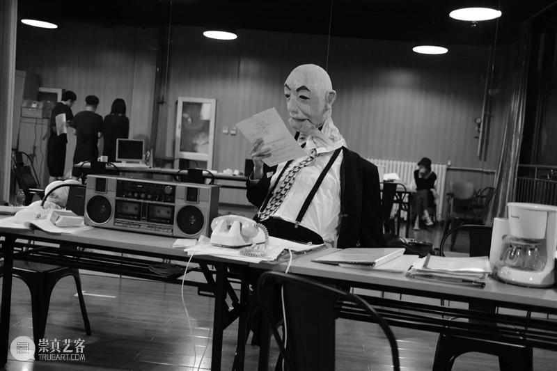 电音荒诞喜剧《欲望街角》| 屈楚萧、朱颜曼滋领衔主演  幕间戏剧 电音 喜剧 欲望街角 屈楚萧 朱颜曼滋 都市 天际线 高楼 上班族 生活 崇真艺客