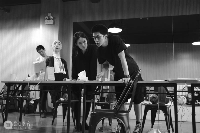 电音荒诞喜剧《欲望街角》| 屈楚萧、朱颜曼滋领衔主演  幕间戏剧 电音 喜剧 欲望街角 屈楚萧 朱颜曼滋 都市 天际线 高楼 上班族 生活 崇真艺客