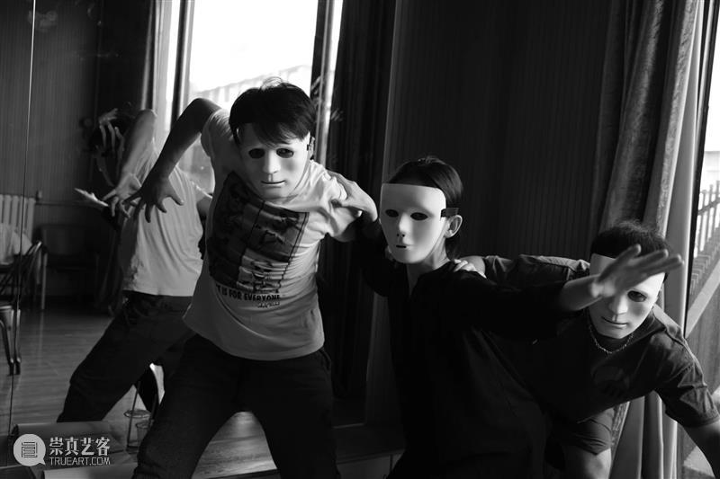 电音荒诞喜剧《欲望街角》| 屈楚萧、朱颜曼滋领衔主演  幕间戏剧 电音 喜剧 欲望街角 屈楚萧 朱颜曼滋 都市 天际线 高楼 上班族 生活 崇真艺客