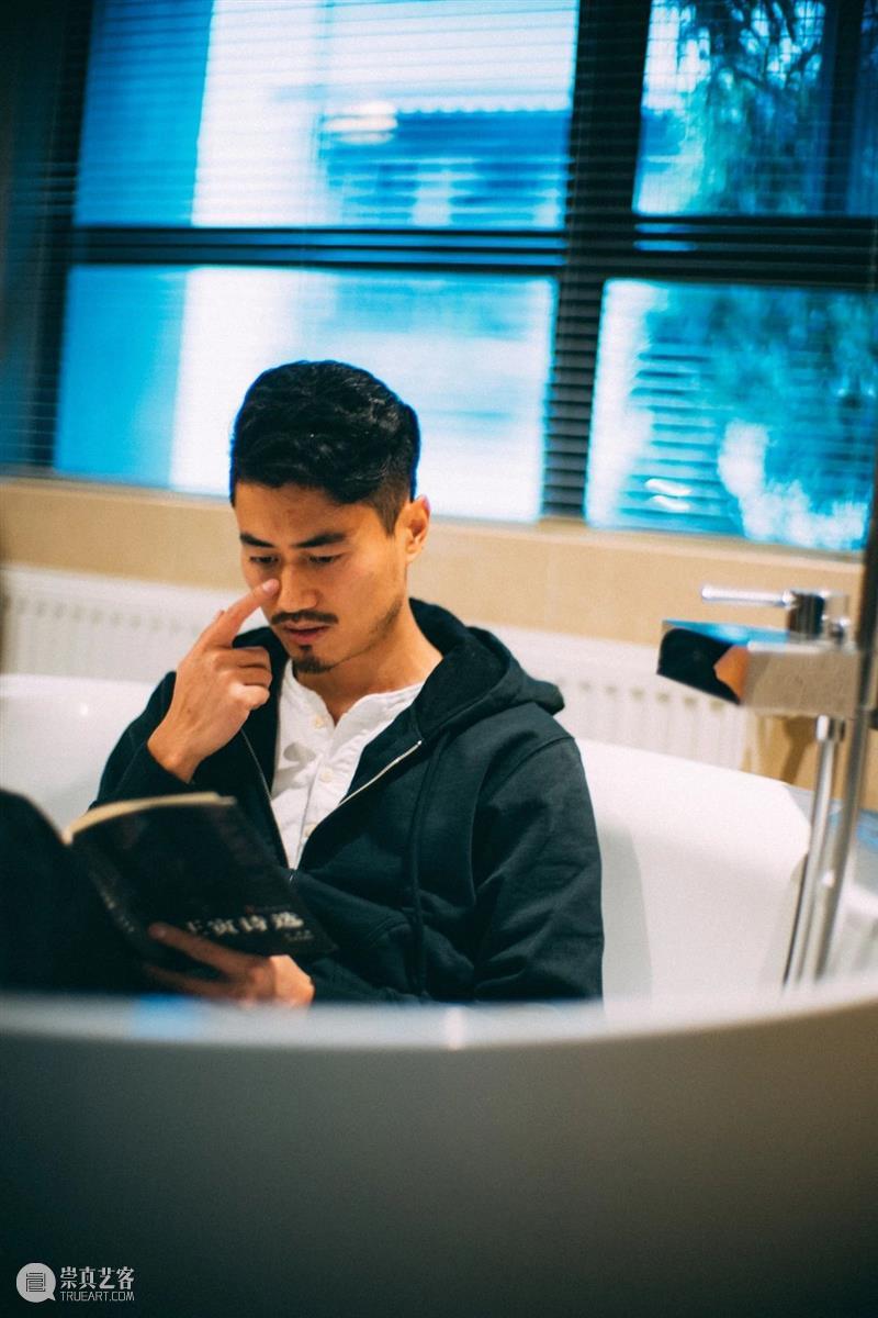 电音荒诞喜剧《欲望街角》| 屈楚萧、朱颜曼滋领衔主演  幕间戏剧 电音 喜剧 欲望街角 屈楚萧 朱颜曼滋 都市 天际线 高楼 上班族 生活 崇真艺客