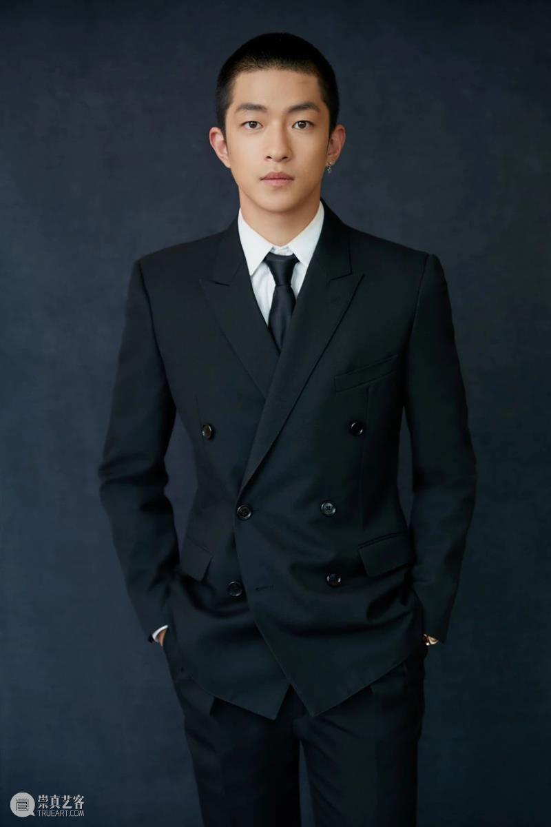 电音荒诞喜剧《欲望街角》| 屈楚萧、朱颜曼滋领衔主演  幕间戏剧 电音 喜剧 欲望街角 屈楚萧 朱颜曼滋 都市 天际线 高楼 上班族 生活 崇真艺客