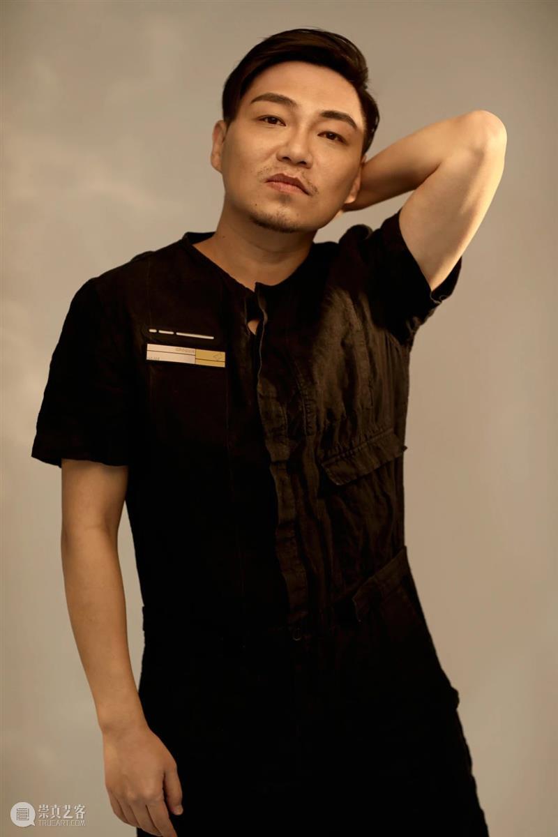 电音荒诞喜剧《欲望街角》| 屈楚萧、朱颜曼滋领衔主演  幕间戏剧 电音 喜剧 欲望街角 屈楚萧 朱颜曼滋 都市 天际线 高楼 上班族 生活 崇真艺客