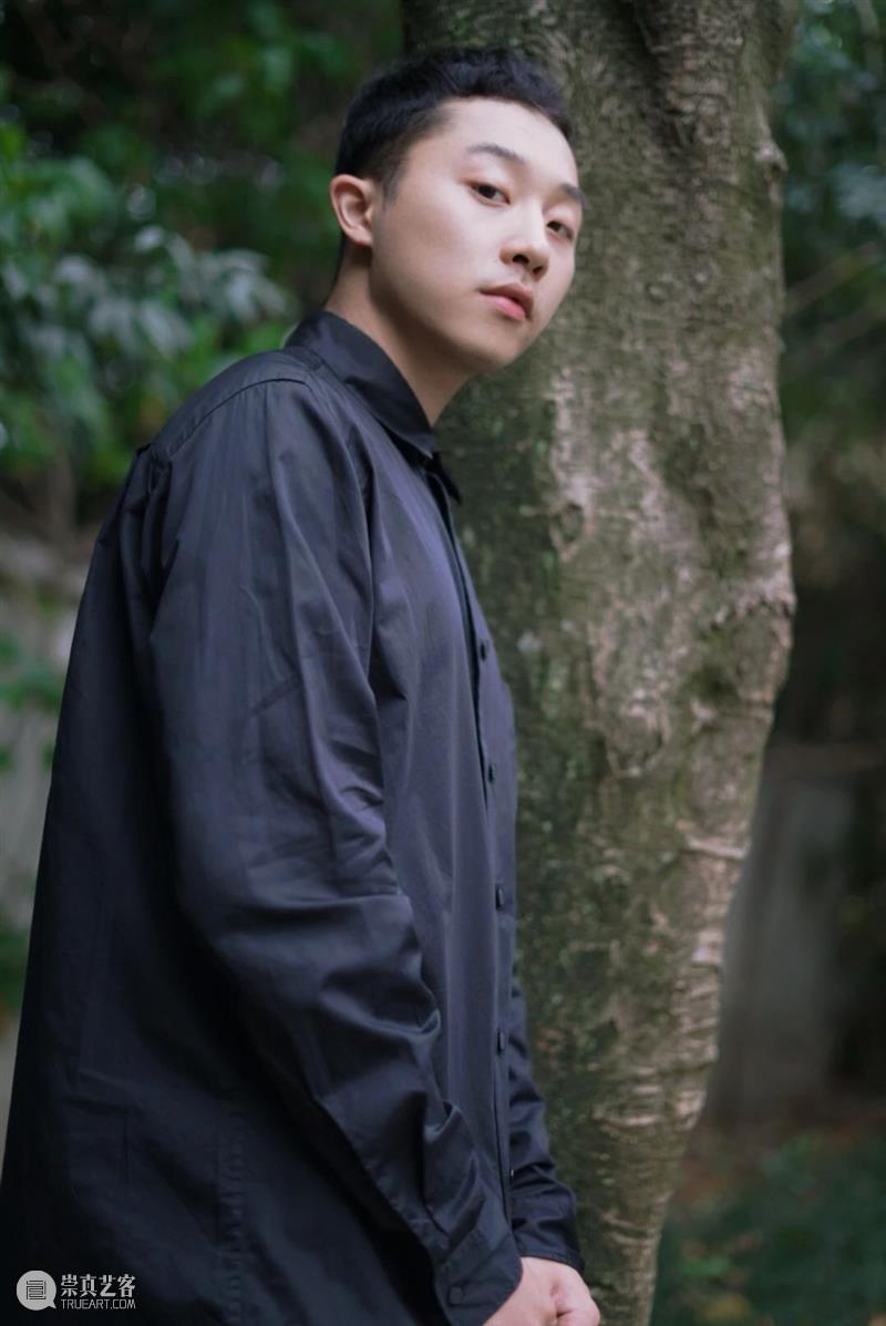 电音荒诞喜剧《欲望街角》| 屈楚萧、朱颜曼滋领衔主演  幕间戏剧 电音 喜剧 欲望街角 屈楚萧 朱颜曼滋 都市 天际线 高楼 上班族 生活 崇真艺客