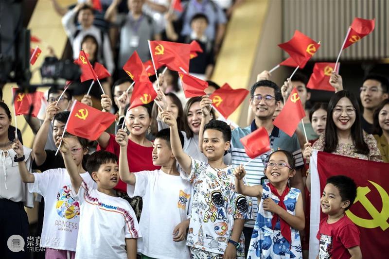 庆祝建党百年华诞  清华艺博歌声悠扬 华诞 清华 艺博 歌声 中国共产党 清华大学艺术博物馆 红歌 快闪秀 红色 海洋 崇真艺客