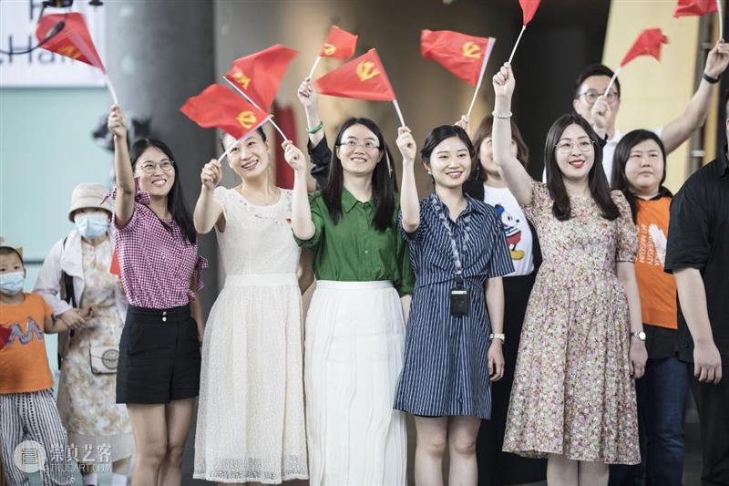 庆祝建党百年华诞  清华艺博歌声悠扬 华诞 清华 艺博 歌声 中国共产党 清华大学艺术博物馆 红歌 快闪秀 红色 海洋 崇真艺客