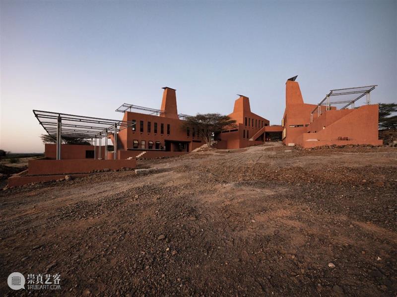 高耸通风塔，肯尼亚‘狮子’初创园区 / Kéré Architecture Kéré Architecture 肯尼亚 狮子 园区 图尔卡纳湖畔 信息 技术 当地 年轻人 崇真艺客